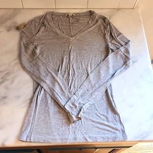 * Gray long sleeve v neck tee
